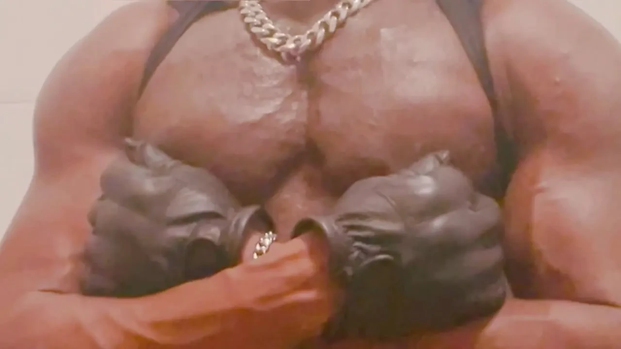 Un beau-père noir à grosse poitrine joue avec des seins et une bite