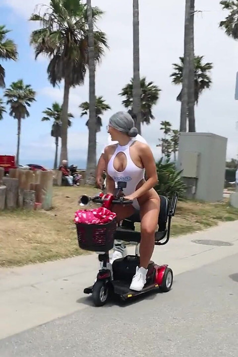 Fit MILF Taking a Public Pounding by a BBC on the Beach in California