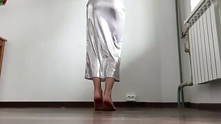 Giganta chica descalza provoca - adoración del cuerpo perfecto caliente en vestido sexy de medias - adoración de diosa