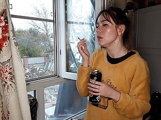 Une demi-sœur fume une cigarette et boit de l'alcool