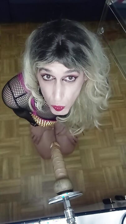 Penelopene Suck Dildo