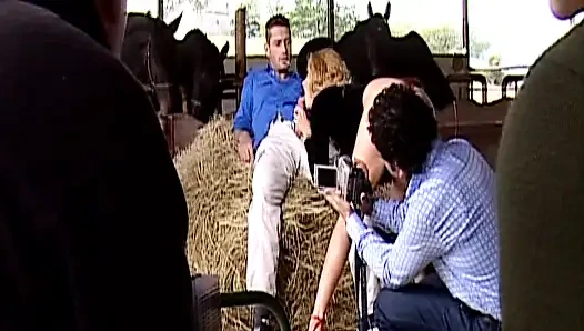 Alman orta yaşlı seksi kadın klasik retroda kalın yarakla sikiliyor