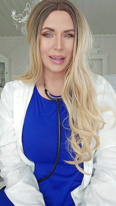 Doctorița școlară îi învață pe elevi despre corpul feminin