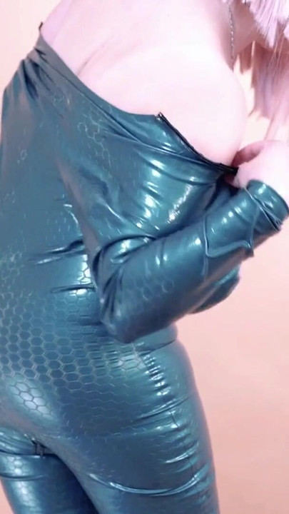 Zapanjujući trenutak iz filma "Kako nositi lateks gumeni catsuit Arya Grander Free Video"