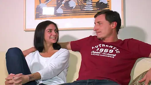 Amatör Alman genç kız ateşli üçlü sekste sikiliyor