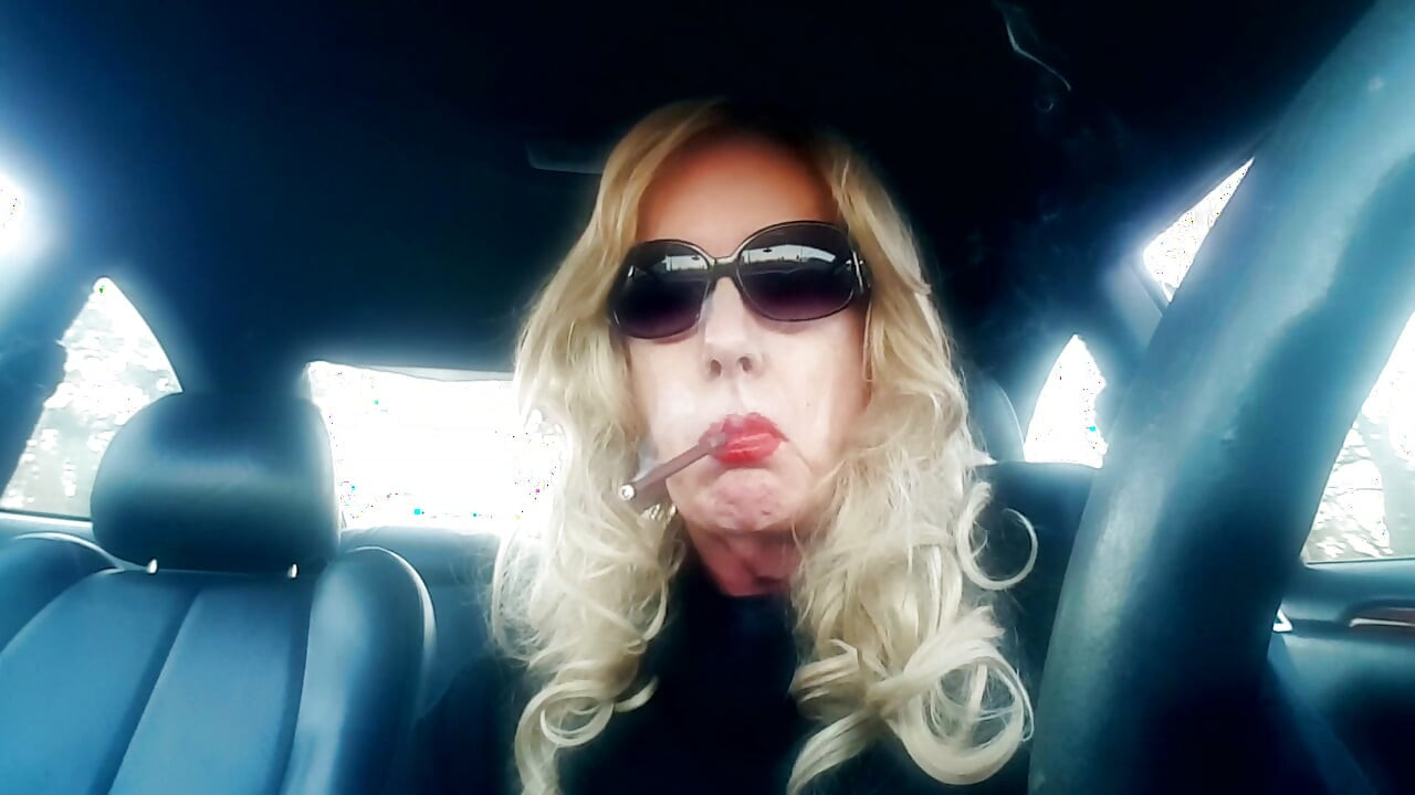 BLONDE MATURE MRS. ROMAN CAR SMOKING MORE 120 MENTHOLS