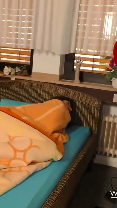Stiefbruder fickt seine junge Schwester | Clip 1