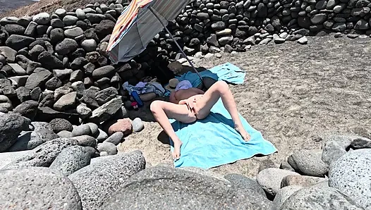 Sahilde Çıplak Bir Kız Gördü Ve Mastürbasyon Yapmaya Başladı