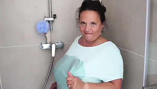 Büyük memeli olgun esmer duşta buharlanıyor