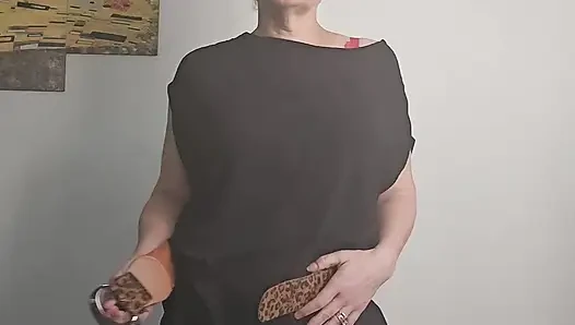 Иди и съешь мою киску и задницу, как хорошая шлюха, которой я есть