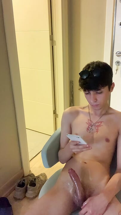 Watch me trying so hard to cum