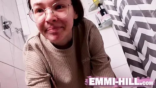 Dünnes mädchen mit riesigen schamlippen pisst! Zusammenstellung!