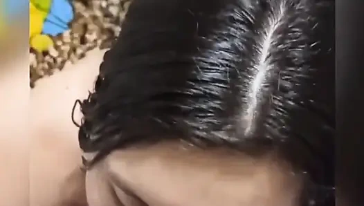 Azgın üvey kız kardeş ebeveynleri onları yalnız bıraktığında üvey erkek kardeşinin sikini emiyor