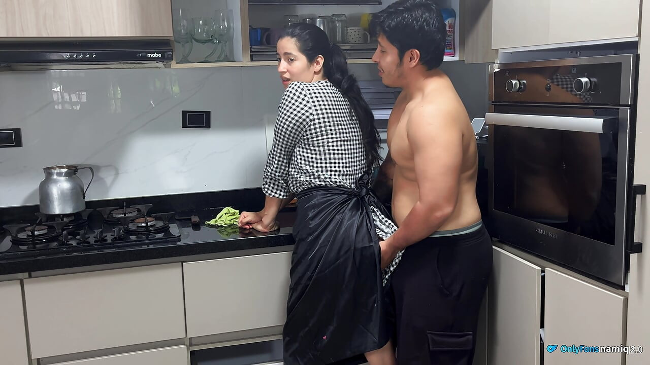El esposo de mi Jefa me folla mientras ella trabaja en su oficina!