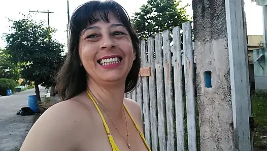 Жена соблазняет тебя на улице в микробикини в любительском видео