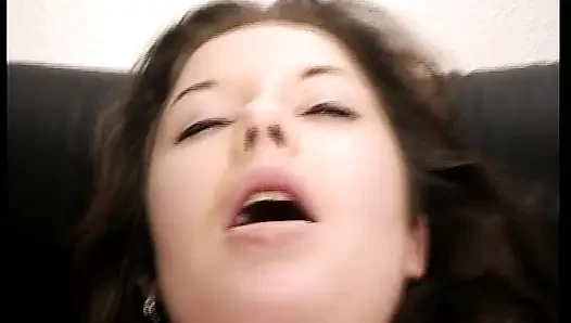 Pelacur jerman yang imut lagi asik ngusap memeknya sendirian closeup