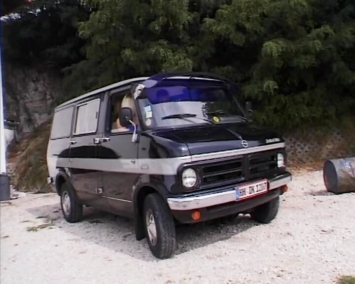 वह और अधिक के लिए भीख मांगती है और इसे चेहरे पर सही करती है