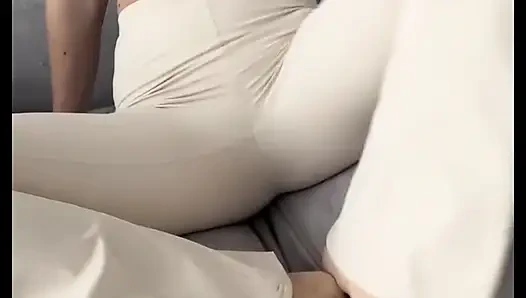 йога в тугих леггинсах дома