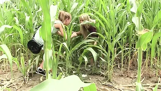 Горячие лесбиянки на солнце - сексуальные немецкие девушки лижут и пальцами друг друга на улице