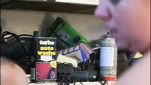 Vollbusige reife und reife dünne in den arsch von zwei großen schwänzen gefickt und in den mund gespritzt