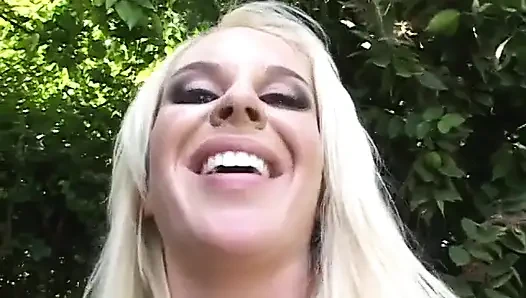 Blondes schätzchen reitet einen harten schwarzen schwanz, während sie kopf gibt