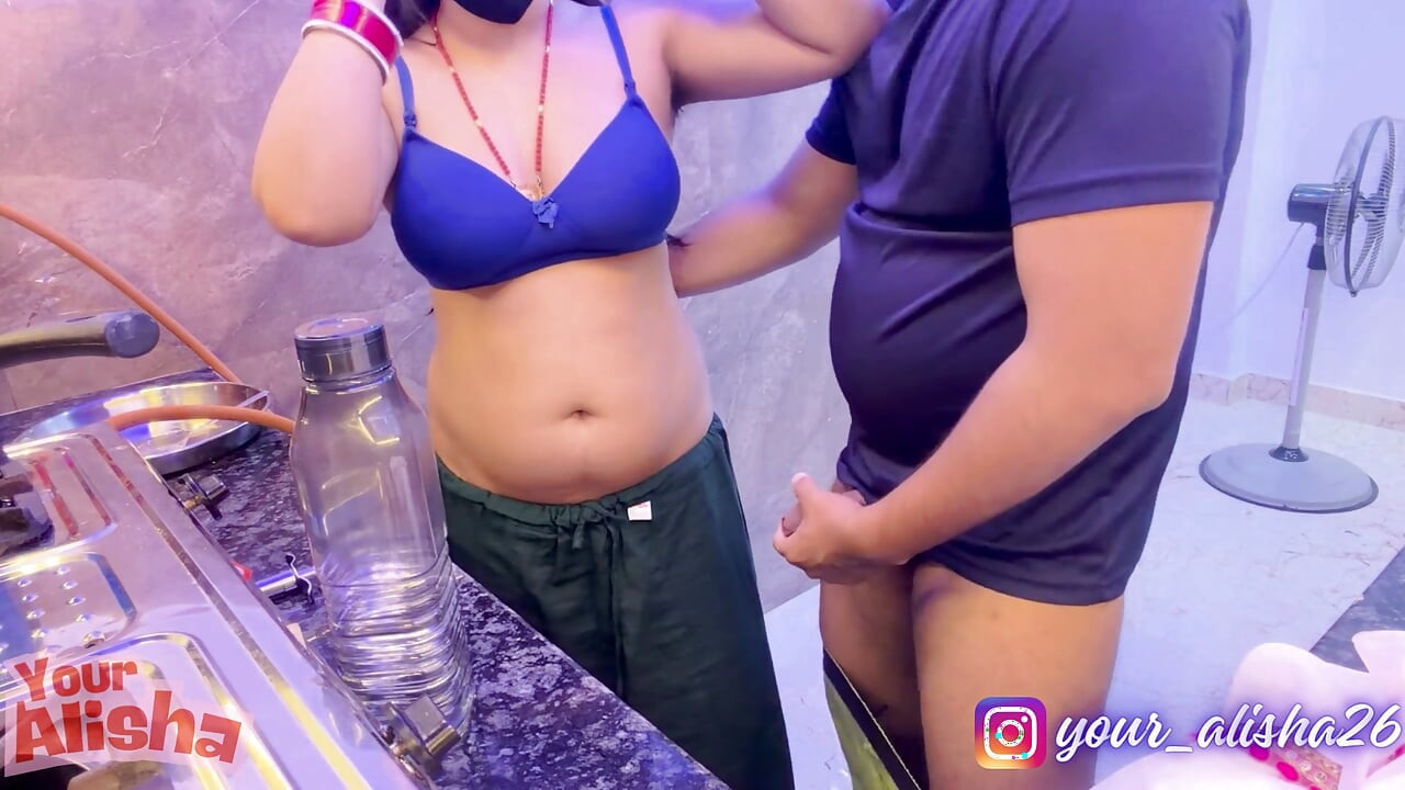 Alisha Bhabhi在做饭时性交。 Sammy Sins