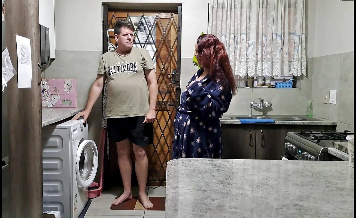 Žena koja vara prevari komšiju da je jebe i dominira!