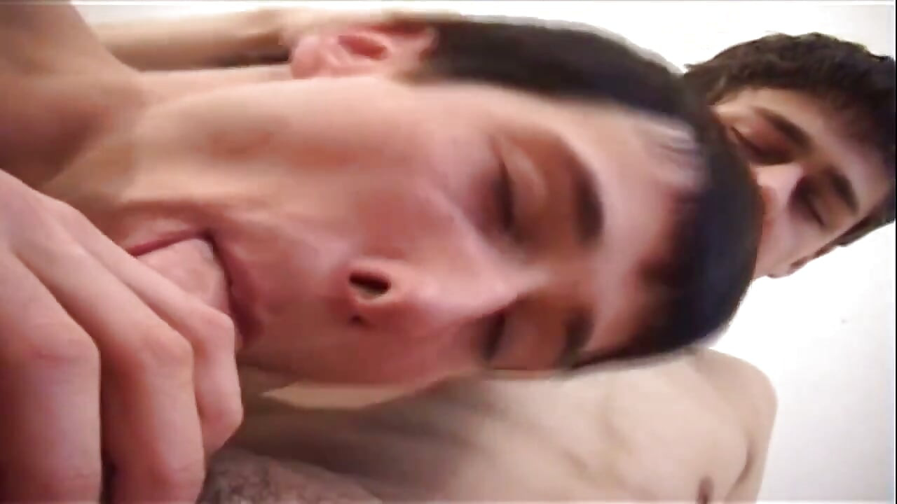 Dychtivá Twink bere svého kamaráda hluboko dovnitř