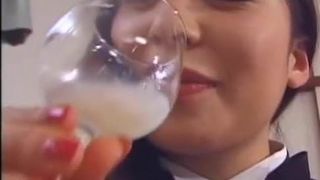 PPP 085 une Japonaise suce + éjac dans la bouche + verre de sperme non censuré