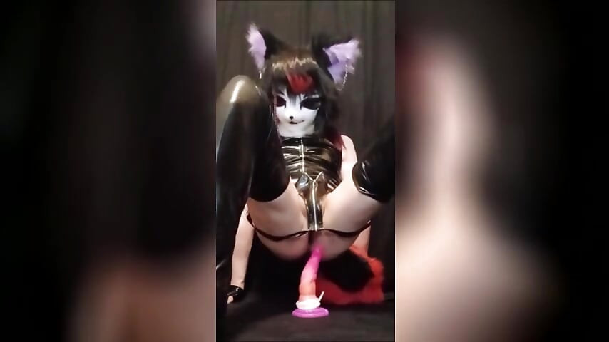 Peluda Raposa em vestido brilhante gosta de um vibrador de fantasia