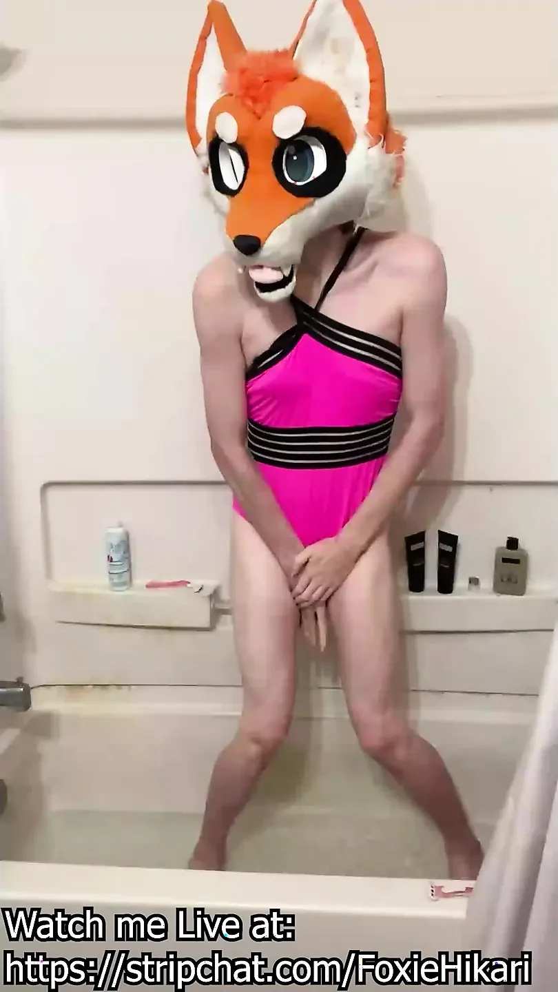 Foxxo, jolie femboy, pisse pour toujours