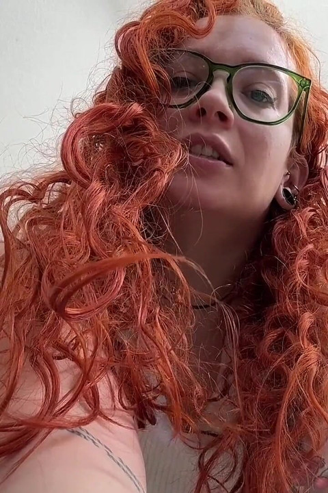 Executrix се смее и се възбужда от пълното ти безсилие