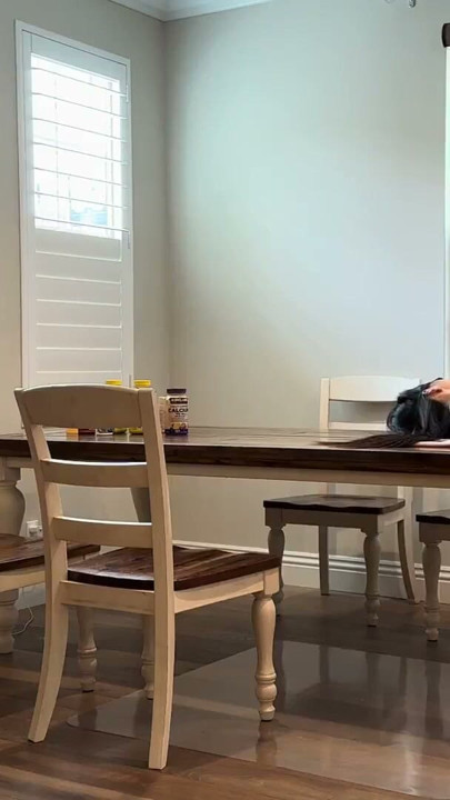 Infiel con la esposa de mi amigo en la mesa del comedor mientras el marido está de viaje | Clip 2