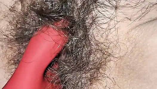 Neues spielzeug, behaarte muschi