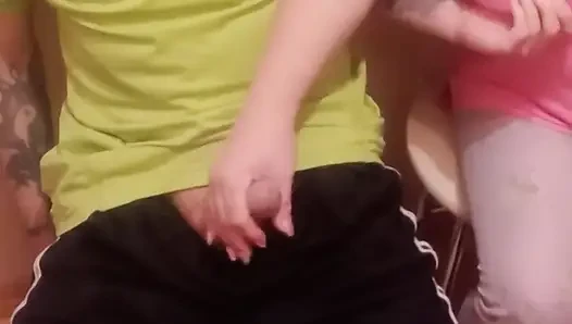 Eine frau wichst meinen schwanz hautnah