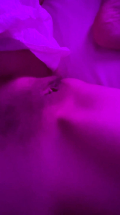 SÖPÖT HOUSUT SHOW: Saavuin Kanadaan tekemään cum-showta satunnaiselle miehelle, joka avaisi neitsyytni | Osa 1