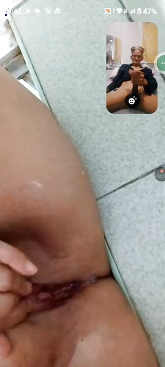 Dedilhando minha buceta apertada, enquanto ele masturba o pau