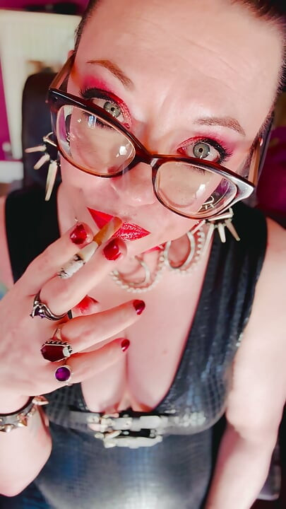 Gótica menina de óculos fuma um cigarro para você - Tina Snua fumando um cig com dangles OMI OME à deriva snap inhales