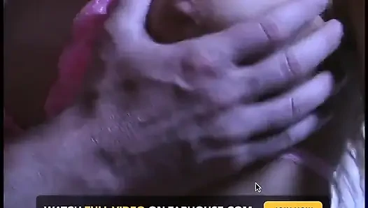 Seksi sarışın piliç bacaklarını genişçe açıyor ve amını pompalatıyor