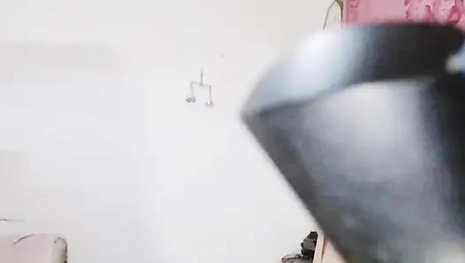 Gerçek hizmetçi sutyensiz beni baştan çıkarıyor ve ağzına sokuyor