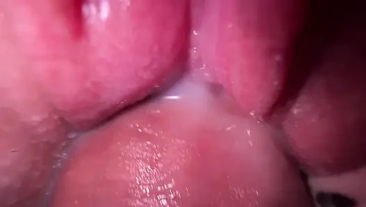 Üvey erkek kardeşimin karısı orgazm olduktan sonra fışkırtıyor, onun sıkı amını siktim