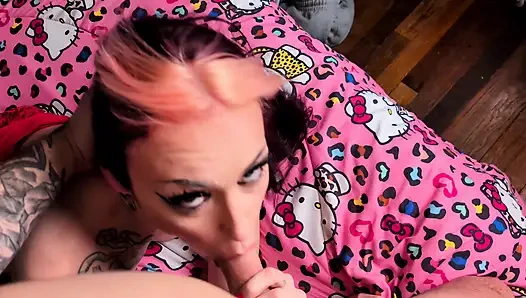 Wajah teman sekamar gotik ini dientot habis-habisan sampai dicrot di muka