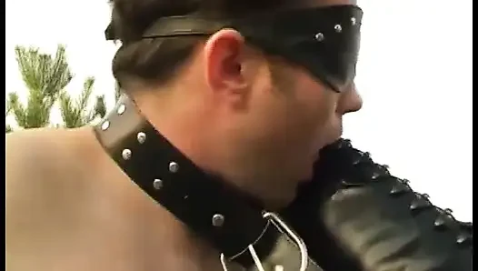 Ateşli fetiş sarışın gözleri bağlı bir adama biniyor
