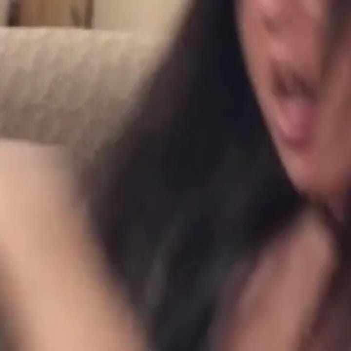 Tante seksi rambut pirang dan rambut cokelat berbagi kontol ngaceng