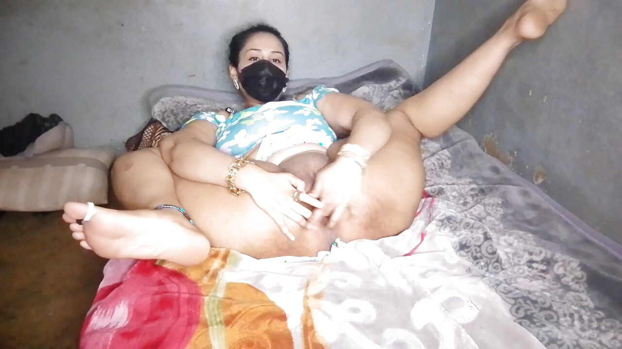 Vagina joven y grande calentándose para una doble penetración