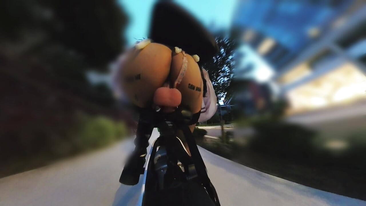 बड़े पैमाने पर डिल्डो भरवां गांड और सार्वजनिक रूप से उजागर