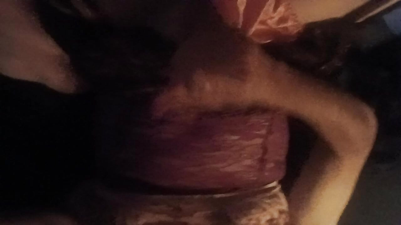 Vaaleanpunaiset pikkuhousut ja violetti mekko. VAIKEA olla pelaamatta