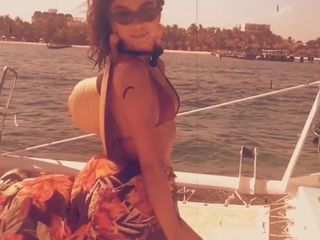 Sarah Hyland în bikini roșu