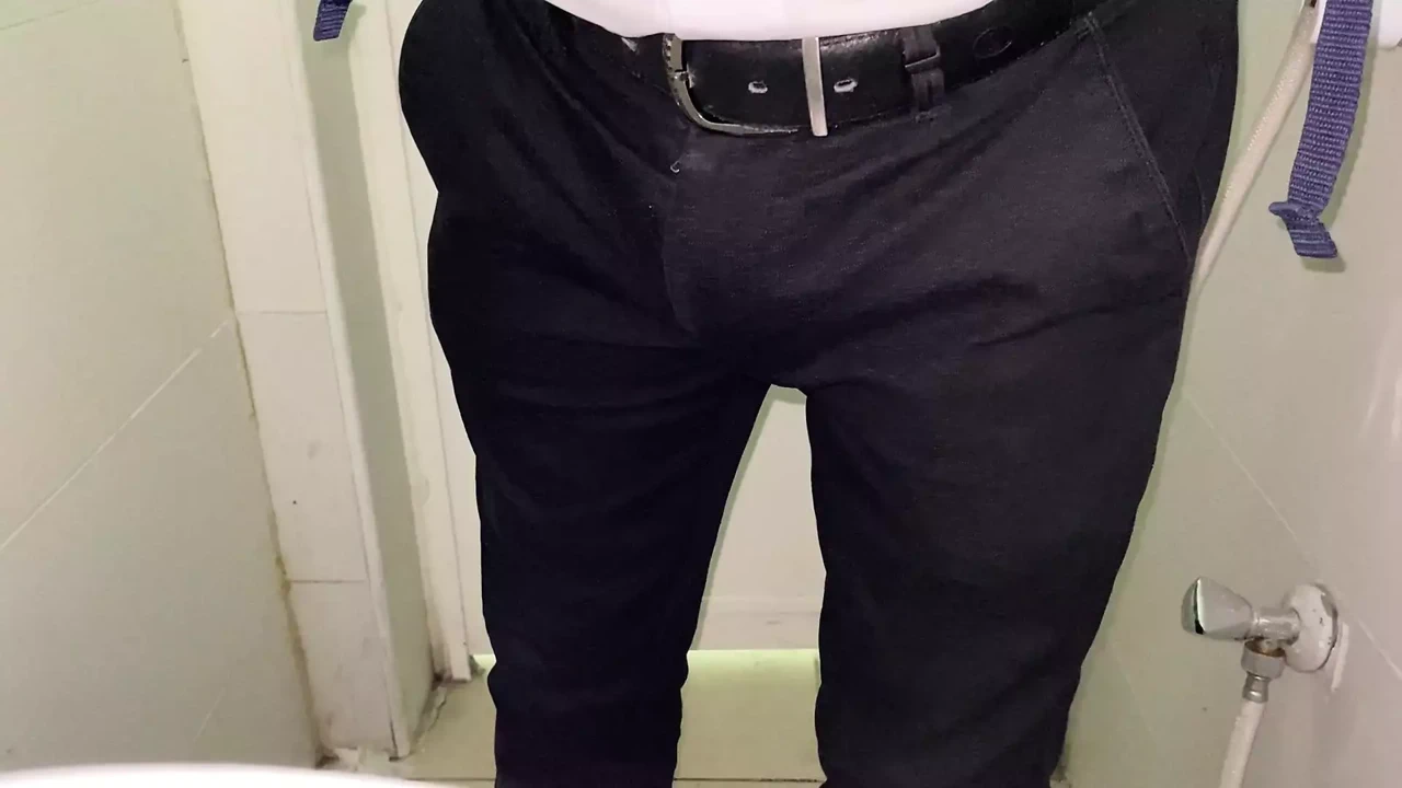 在与伊朗和埃及朋友的热恋中变得饥渴后在公共市场厕所里巡游