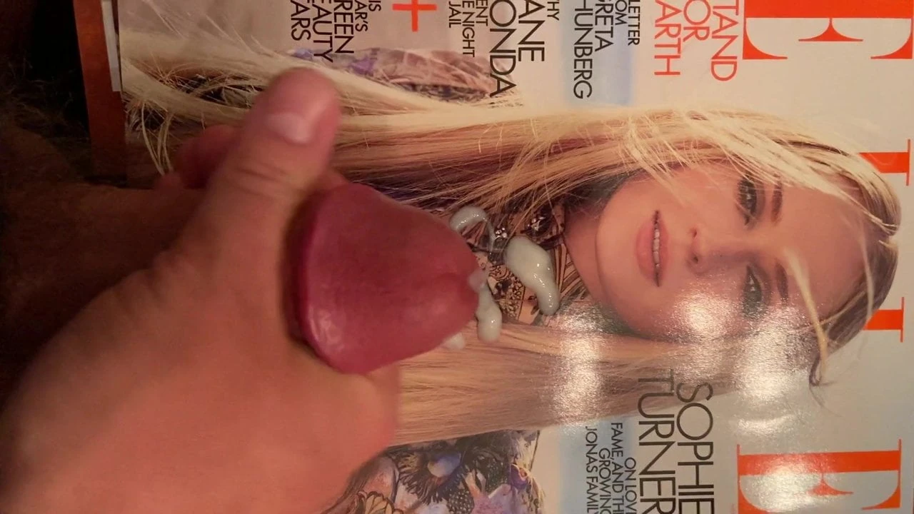 Elle jouit pour Sophie Turner et la lèche